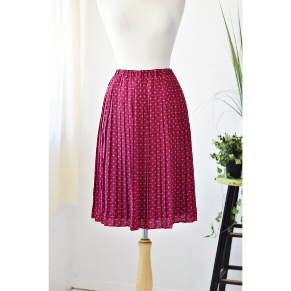 Banana Republic Dresses & Skirts - Banana Republic Factory Pleated Skirt Woman's XS P Pink Geometric Barbie Elle